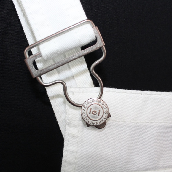 NWTs L.E.I. White Denim Overall shorts, size: S - Picture 3 of 8